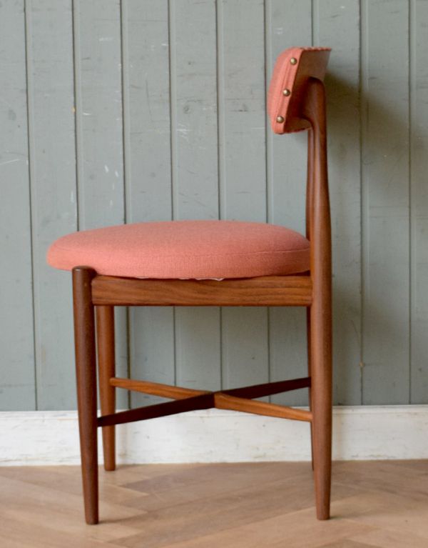 G-PLAN(Gプラン)　アンティーク チェア　Gプランのフレスコシリーズのヴィンテージチェア、ダイニングチェア（ピンク）。横から見た感じ。(x-416-c)