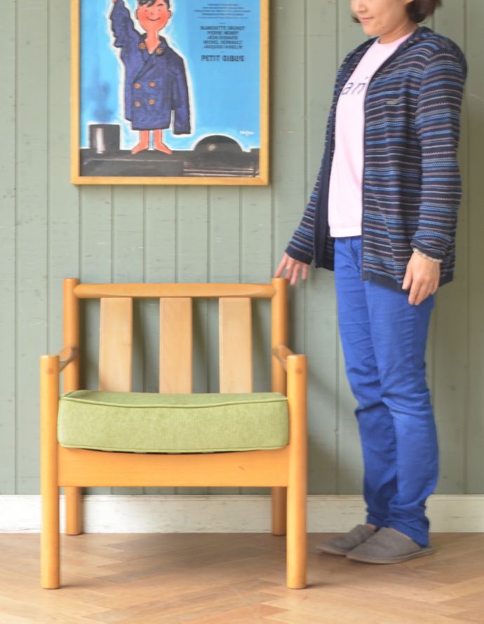 アーコールチェア　アンティーク チェア　アーコールの布張り１人掛けアンティークソファ（ラウンジチェアー）。アーコールらしいスッキリしたカッコよさシンプルな中にアーコールらしい職人技が見られるラウンジチェア。(x-426-c)