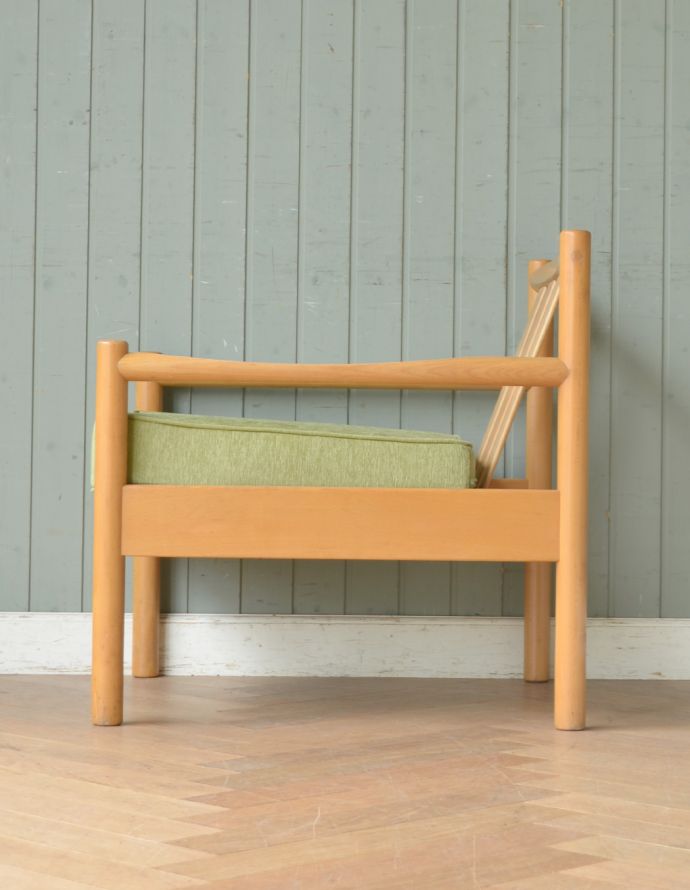 アーコールチェア　アンティーク チェア　アーコールの布張り１人掛けアンティークソファ（ラウンジチェアー）。横から見てもカッコイイ計算され作りたシンプルなフォルム。(x-426-c)