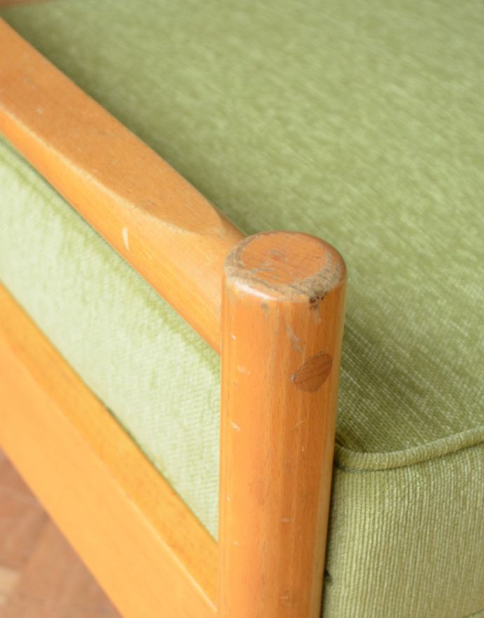 アーコールチェア　アンティーク チェア　アーコールの布張り１人掛けアンティークソファ（ラウンジチェアー）。さらにリラックスできるアーム付き1人掛けのアーム付きチェアは、自分だけの時間をリラックスさせてくれる最強アイテム。(x-426-c)