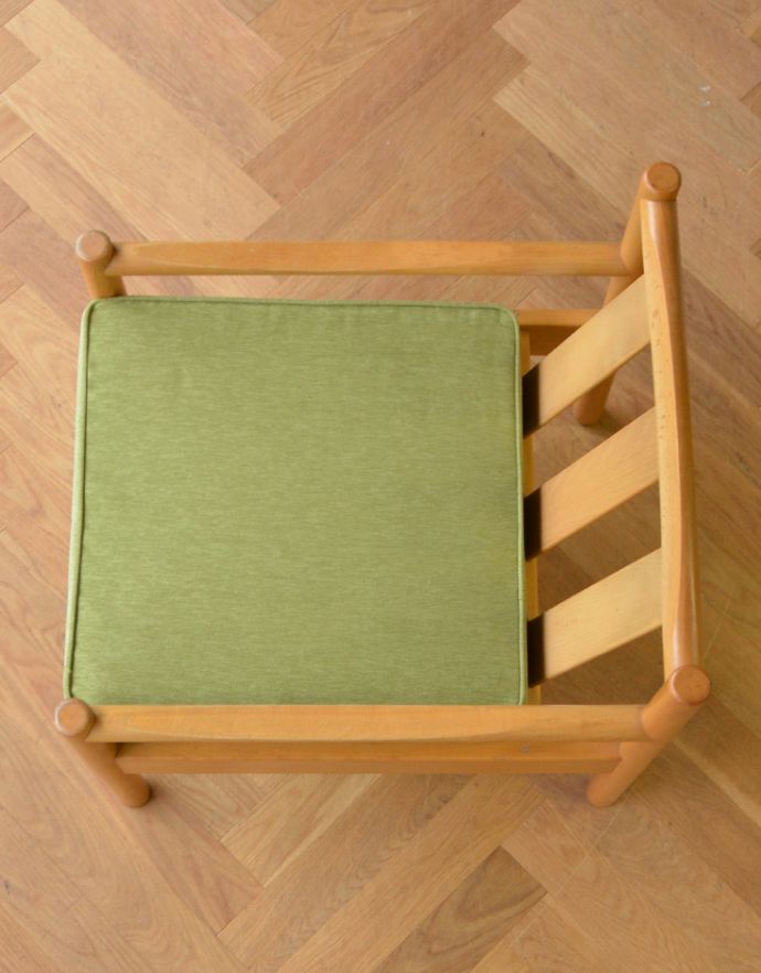 アーコールチェア　アンティーク チェア　アーコールの布張り１人掛けアンティークソファ（ラウンジチェアー）。広々とした座面ふかふかの大きな座面が包み込んでくれます。(x-426-c)