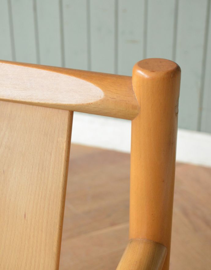 アーコールチェア　アンティーク チェア　アーコールの布張り１人掛けアンティークソファ（ラウンジチェアー）。大きな背もたれにゆったり･･･しっかりと支えてくれる背もたれが魅力。(x-426-c)