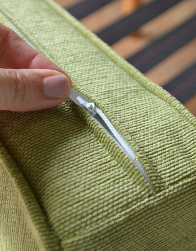 アーコールチェア　アンティーク チェア　アーコールの布張り１人掛けアンティークソファ（ラウンジチェアー）。取り外し出来ますカバーは全てチャックで取り外せるカバーリング仕様になっています。(x-426-c)