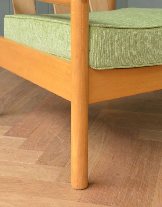 アーコールチェア　アンティーク チェア　アーコールの布張り１人掛けアンティークソファ（ラウンジチェアー）。持ち上げなくても移動できます！Handleのアンティークは、脚の裏にフェルトキーパーをお付けしていますので、持ち上げなくても床を滑らせて移動させることが出来ます。(x-426-c)