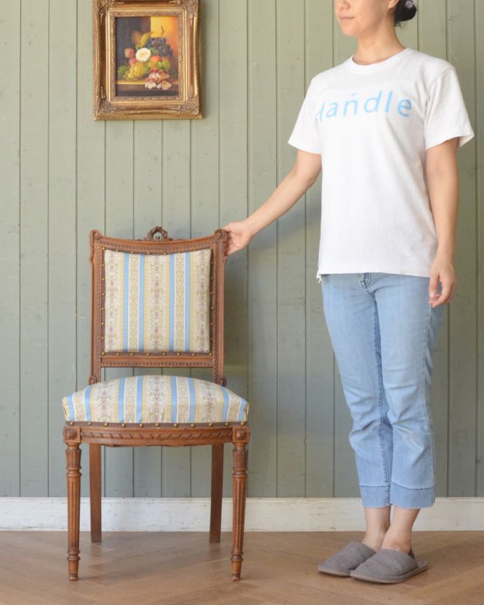 サロンチェア　アンティーク チェア　フランスから来た上質なインテリア、彫りが美しいアンティークチェア。座るためだけじゃなく見て楽しむ椅子上質な雰囲気が漂うアンティークのサロンチェアは、座るためだけの椅子ではありません。(x-433-c)