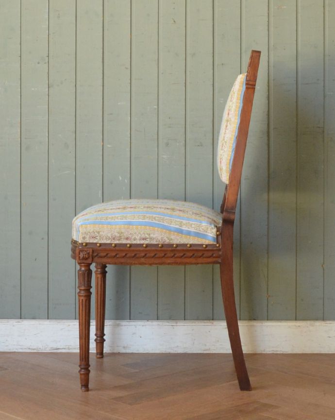 サロンチェア　アンティーク チェア　フランスから来た上質なインテリア、彫りが美しいアンティークチェア。横から見ても優雅な立ち姿背もたれがカーブしているので楽です。(x-433-c)