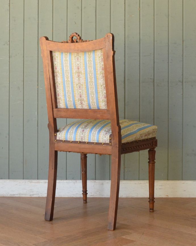 サロンチェア　アンティーク チェア　フランスから来た上質なインテリア、彫りが美しいアンティークチェア。後ろ姿にも自信アリ並べた時に後ろから見ることも多い椅子。(x-433-c)