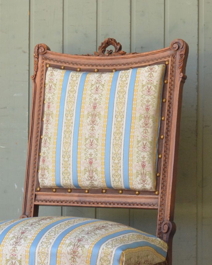 サロンチェア　アンティーク チェア　フランスから来た上質なインテリア、彫りが美しいアンティークチェア。アンティークらしい背もたれの装飾背もたれのデザインがとてもキレイ。(x-433-c)