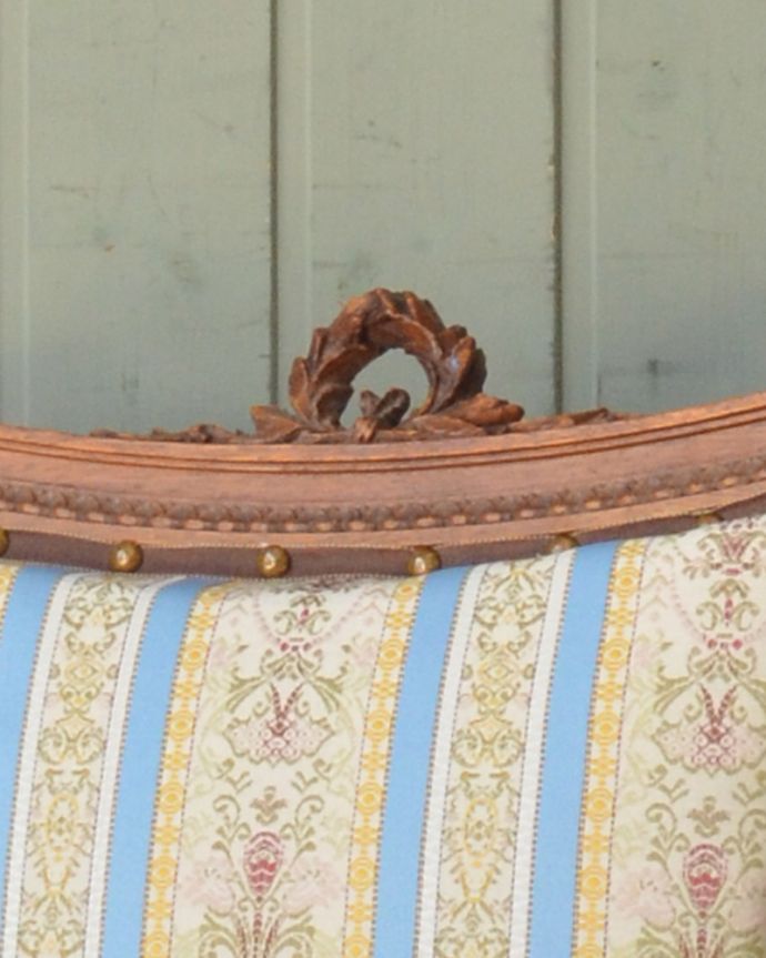 サロンチェア　アンティーク チェア　フランスから来た上質なインテリア、彫りが美しいアンティークチェア。うっとりするほど細かい細工まだ機械の発達していない時代に、手作業で作られた細かい細工。(x-433-c)