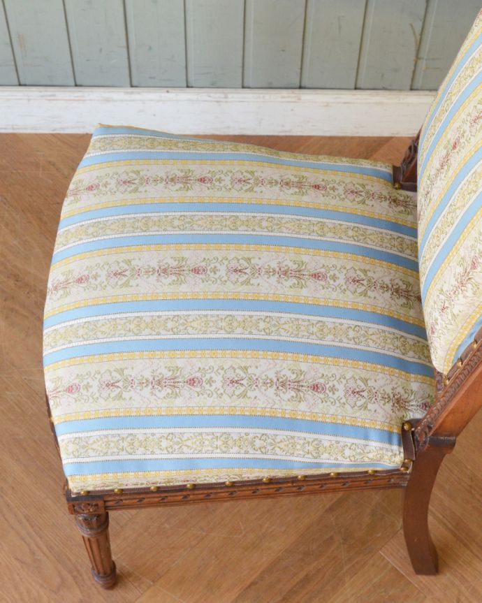 サロンチェア　アンティーク チェア　フランスから来た上質なインテリア、彫りが美しいアンティークチェア。座面を上から見るとこんな感じ座面は布貼りなので、長時間座っても疲れません。(x-433-c)