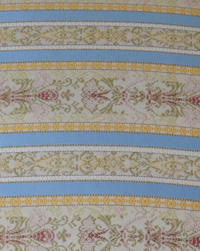 サロンチェア　アンティーク チェア　フランスから来た上質なインテリア、彫りが美しいアンティークチェア。生地のセレクトにもこだわりました優雅なアンティークチェアの雰囲気をそのままに、一番似合う貼り座をじっくり選びました。(x-433-c)