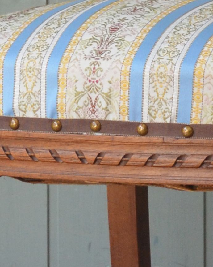 サロンチェア　アンティーク チェア　フランスから来た上質なインテリア、彫りが美しいアンティークチェア。座ってしまうと見えなくなるところにまで、こだわった彫りの装飾が施されています。(x-433-c)