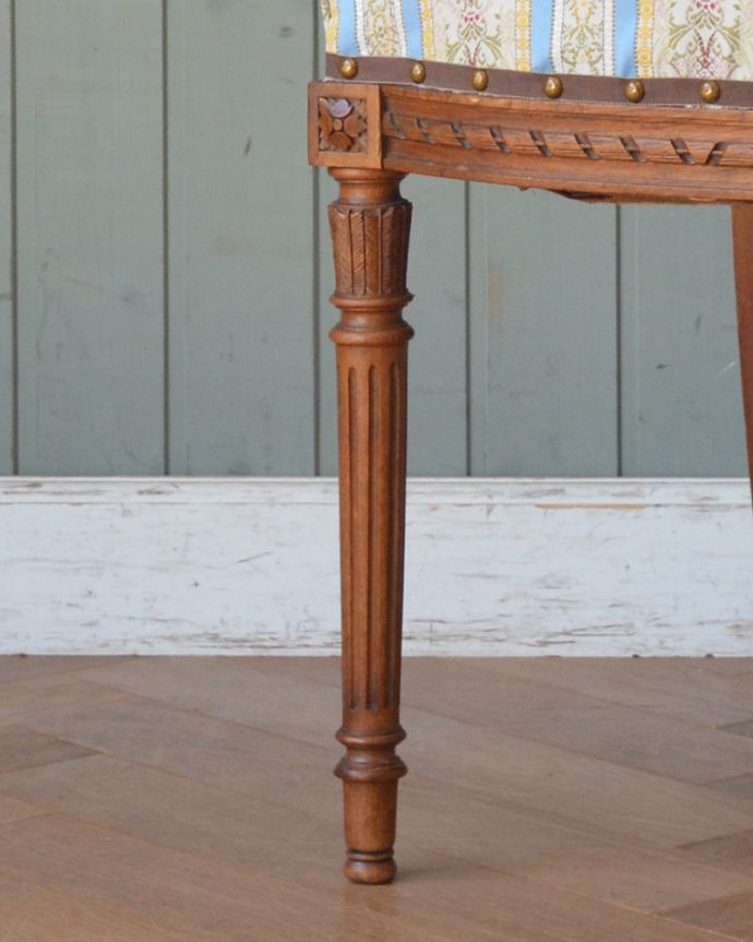 サロンチェア　アンティーク チェア　フランスから来た上質なインテリア、彫りが美しいアンティークチェア。床を滑らせて移動出来ますHandleではアンティークチェアの脚の裏にフェルトキーパーをお付けしています。(x-433-c)