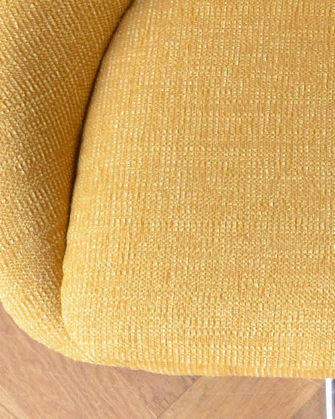 ダイニングチェア アンティーク チェア イエローのヴィンテージチェア、優しいシルエットのスピンチェア。背もたれから座面にかけて、全てカバーが掛かっています。(x-434-c)