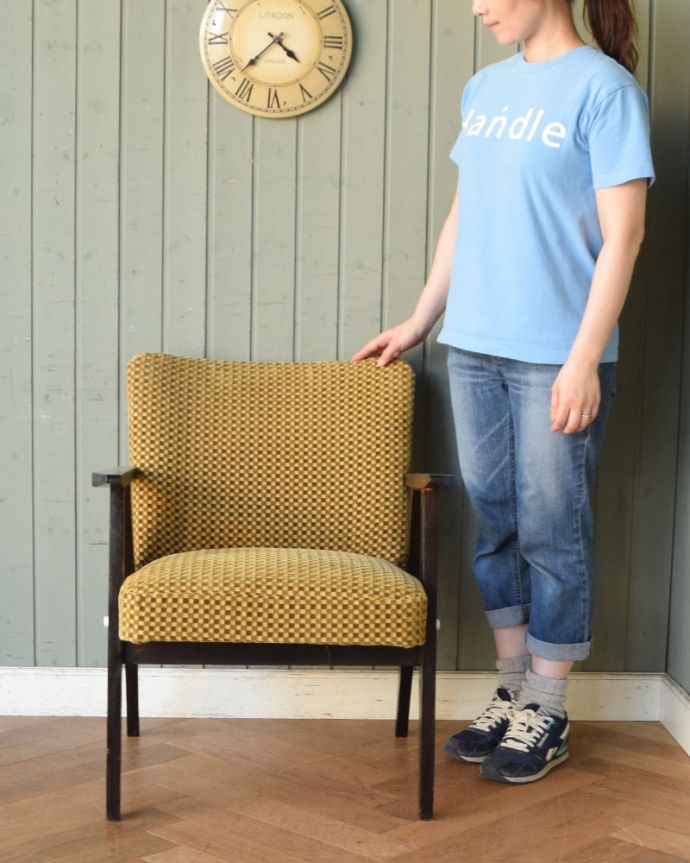 布座面 アンティーク チェア 北欧スタイルのお洒落なイエローのヴィンテージアームチェア(1Pソファ)。スッキリとカッコいい北欧スタイルの椅子ミッドセンチュリーに作られた北欧デザインの椅子は新しさと懐かしさ、両方を感じさせてくれます。(x-436-c)