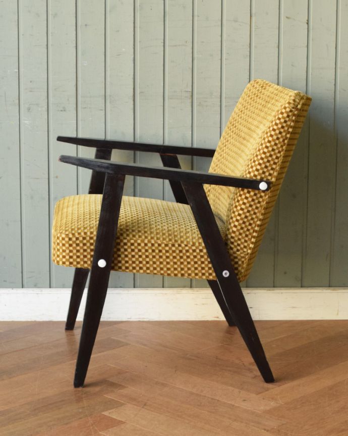 布座面 アンティーク チェア 北欧スタイルのお洒落なイエローのヴィンテージアームチェア(1Pソファ)。横から見てもスッキリとカッコイイヴィンテージチェアは、もちろん新品ではないので経年変化によるキズはありますが、キレイに修復したので安心して座って下さい。(x-436-c)