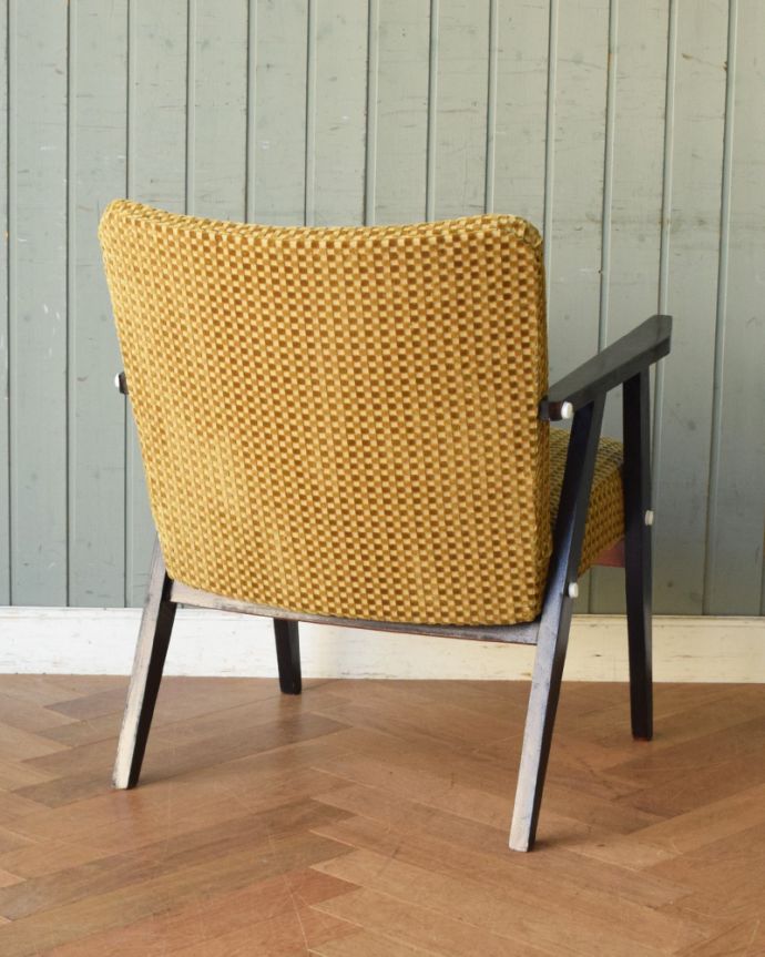 布座面 アンティーク チェア 北欧スタイルのお洒落なイエローのヴィンテージアームチェア(1Pソファ)。しっかり修復したので、後ろ姿にも自信がありますいろんな修復方法がありますが、Handleでは専門の職人が一度、全てをバラしてから丁寧に組み上げているのでクオリティが違います。(x-436-c)