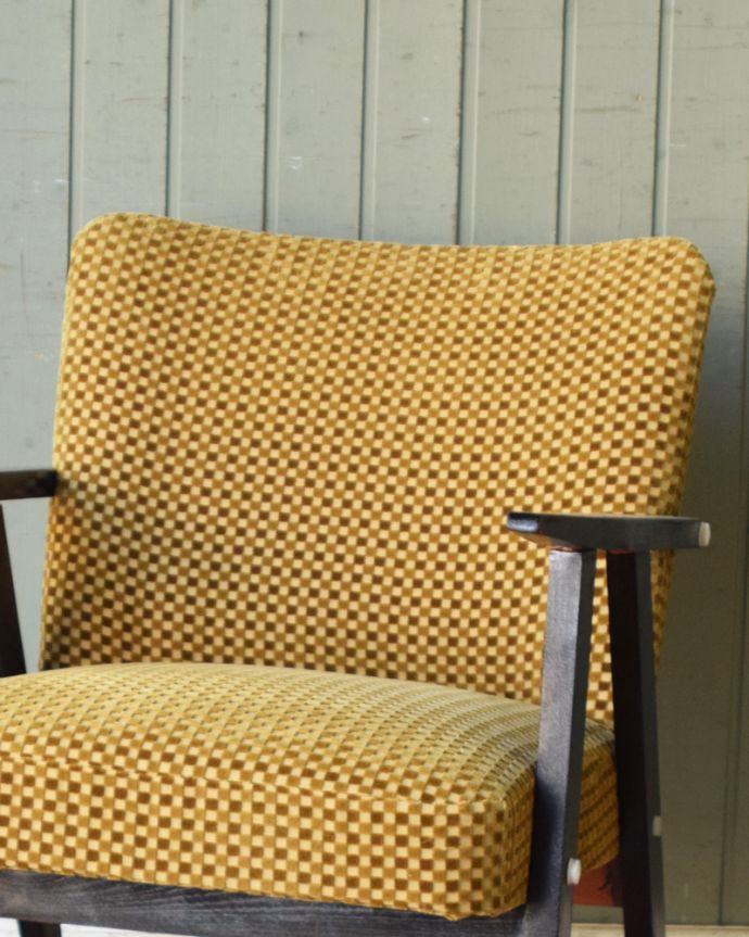 布座面 アンティーク チェア 北欧スタイルのお洒落なイエローのヴィンテージアームチェア(1Pソファ)。後からキュッと支えてくれる背もたれシンプルでスッキリとまとめられたヴィンテージチェア。(x-436-c)