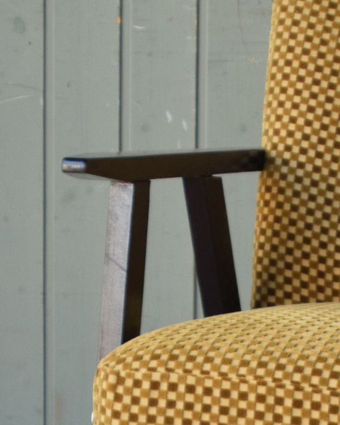 布座面 アンティーク チェア 北欧スタイルのお洒落なイエローのヴィンテージアームチェア(1Pソファ)。アーム部分にも注目肘を掛けておけるアームチェアは座ったときにやっぱりラク。(x-436-c)