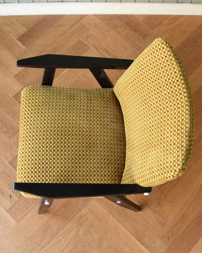 布座面 アンティーク チェア 北欧スタイルのお洒落なイエローのヴィンテージアームチェア(1Pソファ)。新しく貼り替えました修復の際、座面の生地も新しいものに貼り替えてあります。(x-436-c)