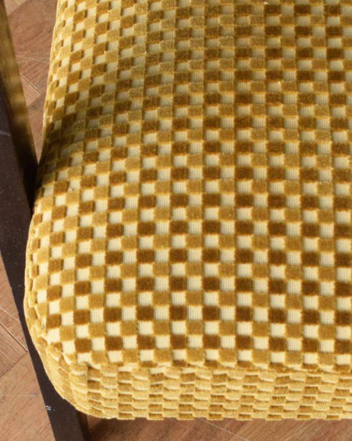 布座面 アンティーク チェア 北欧スタイルのお洒落なイエローのヴィンテージアームチェア(1Pソファ)。いつでも貼り替え出来ますシンプルなデザインを活かせるよう考えて座面の生地を選びました。(x-436-c)