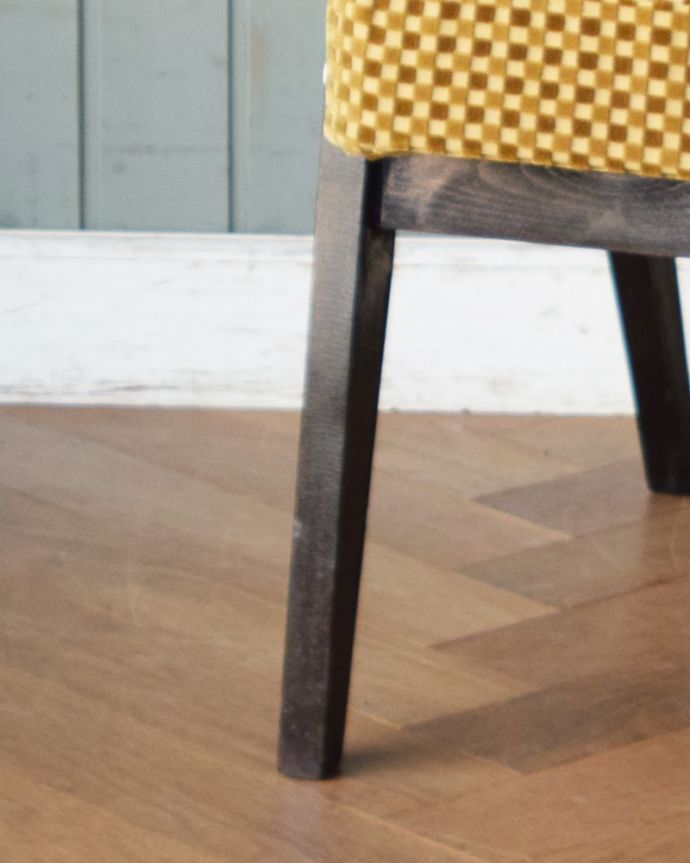 布座面 アンティーク チェア 北欧スタイルのお洒落なイエローのヴィンテージアームチェア(1Pソファ)。床を滑らせて移動出来ますHandleではアンティークチェアの脚の裏にフェルトキーパーをお付けしています。(x-436-c)