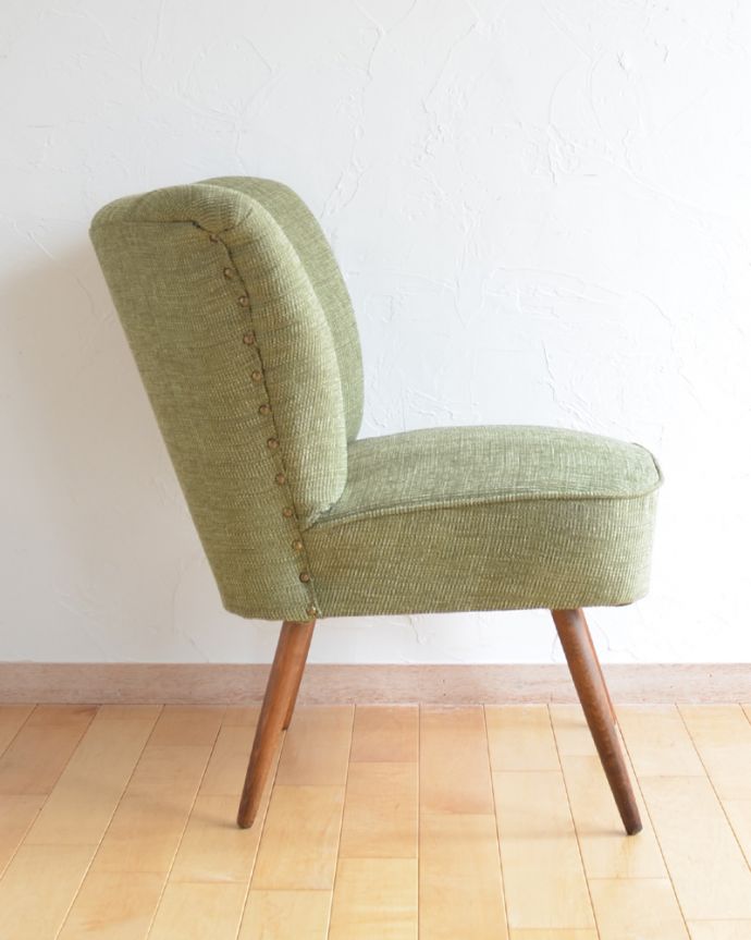 1Pソファ(ラウンジチェア) アンティーク チェア 人気の北欧インテリアにピッタリなグリーンのヴィンテージチェア(1Pソファ)。横から見てもスッキリとカッコイイヴィンテージチェアは、もちろん新品ではないので経年変化によるキズはありますが、キレイに修復したので安心して座って下さい。(x-439-c)