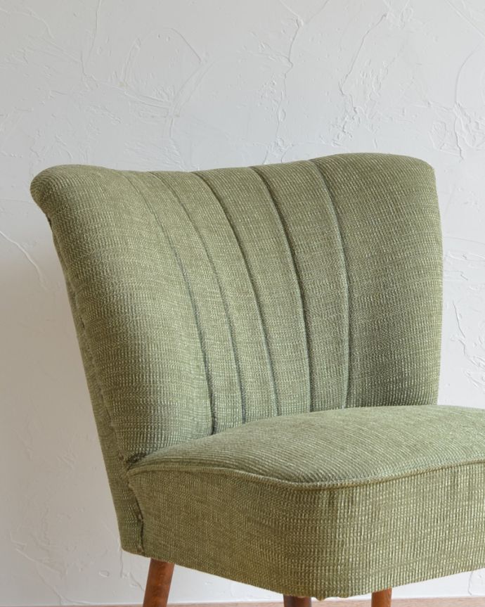 1Pソファ(ラウンジチェア) アンティーク チェア 人気の北欧インテリアにピッタリなグリーンのヴィンテージチェア(1Pソファ)。後からキュッと支えてくれる背もたれシンプルでスッキリとまとめられたヴィンテージチェア。(x-439-c)