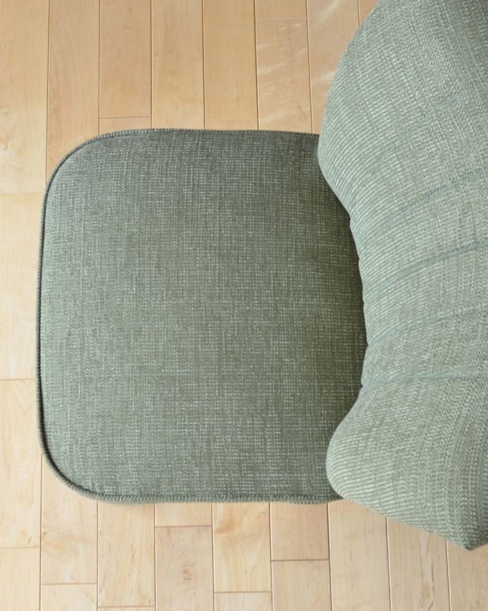 1Pソファ(ラウンジチェア) アンティーク チェア 人気の北欧インテリアにピッタリなグリーンのヴィンテージチェア(1Pソファ)。新しく貼り替えました修復の際、座面の生地も新しいものに貼り替えてあります。(x-439-c)