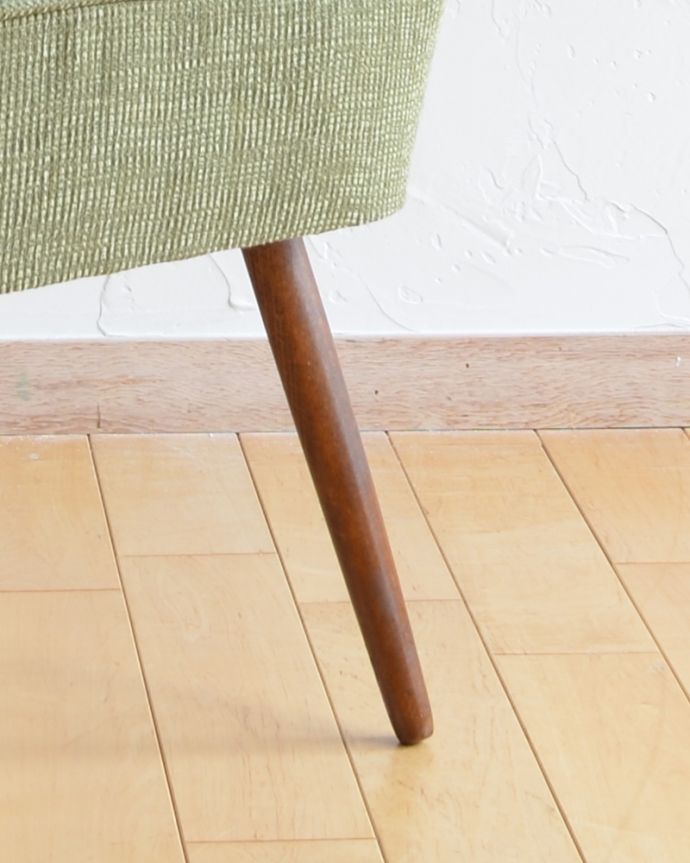 1Pソファ(ラウンジチェア) アンティーク チェア 人気の北欧インテリアにピッタリなグリーンのヴィンテージチェア(1Pソファ)。床を滑らせて移動出来ますHandleではアンティークチェアの脚の裏にフェルトキーパーをお付けしています。(x-439-c)