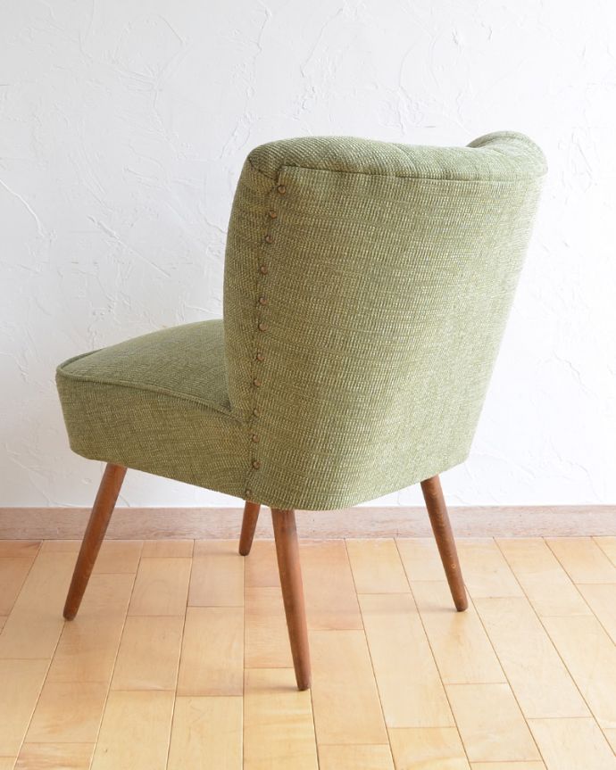 1Pソファ(ラウンジチェア) アンティーク チェア 人気の北欧インテリアにピッタリなグリーンのヴィンテージチェア(1Pソファ)。しっかり修復したので、後ろ姿にも自信がありますいろんな修復方法がありますが、Handleでは専門の職人が一度、全てをバラしてから丁寧に組み上げているのでクオリティが違います。(x-439-c)