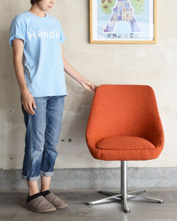 北欧スタイルのビンテージチェア、オレンジ色のカッコいいスピンチェア