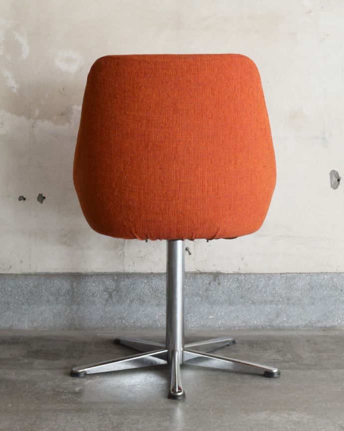 北欧スタイルのビンテージチェア、オレンジ色のカッコいいスピンチェア