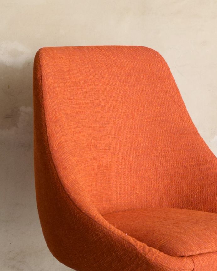 北欧スタイルのビンテージチェア、オレンジ色のカッコいいスピンチェア