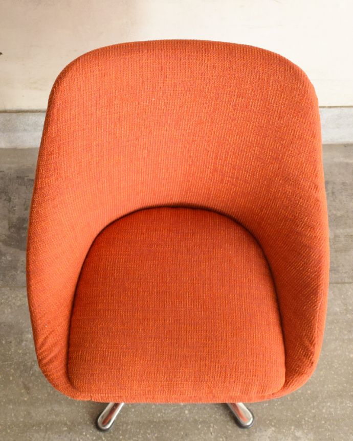北欧スタイルのビンテージチェア、オレンジ色のカッコいいスピンチェア