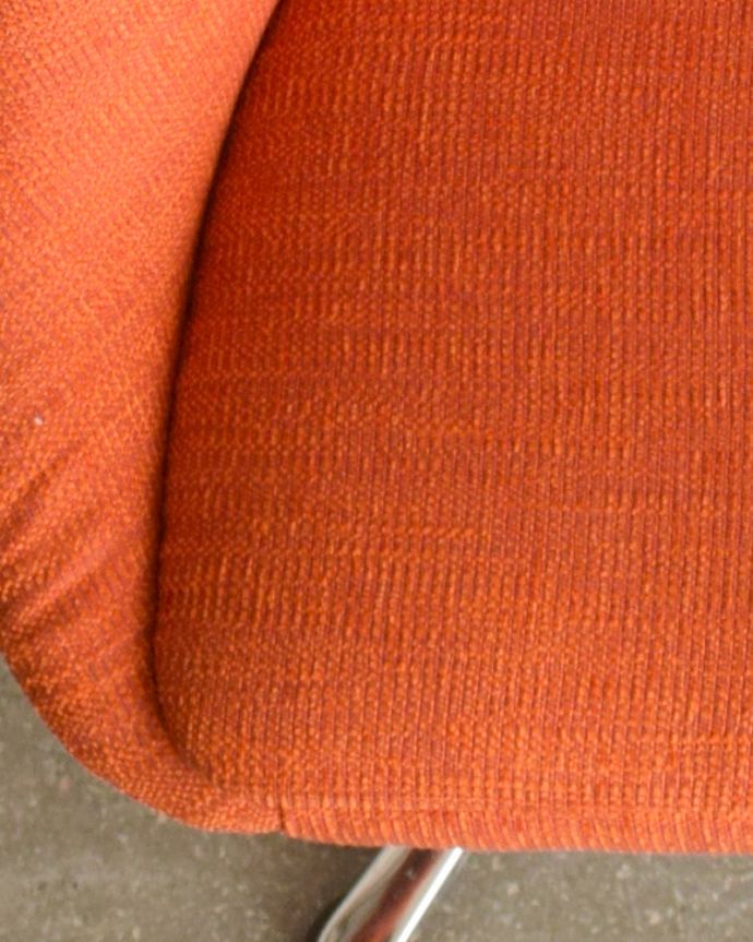 ダイニングチェア　アンティーク チェア　オレンジカラーのヴィンテージチェア、優しいシルエットのスピンチェア。背もたれから座面にかけて、全てカバーが掛かっています。(x-444-c)