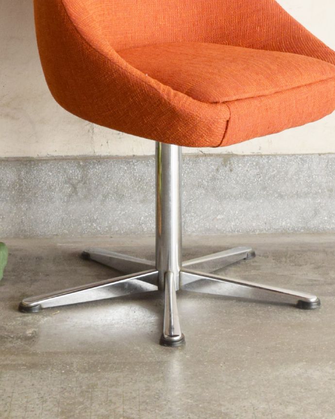 北欧スタイルのビンテージチェア、オレンジ色のカッコいいスピンチェア