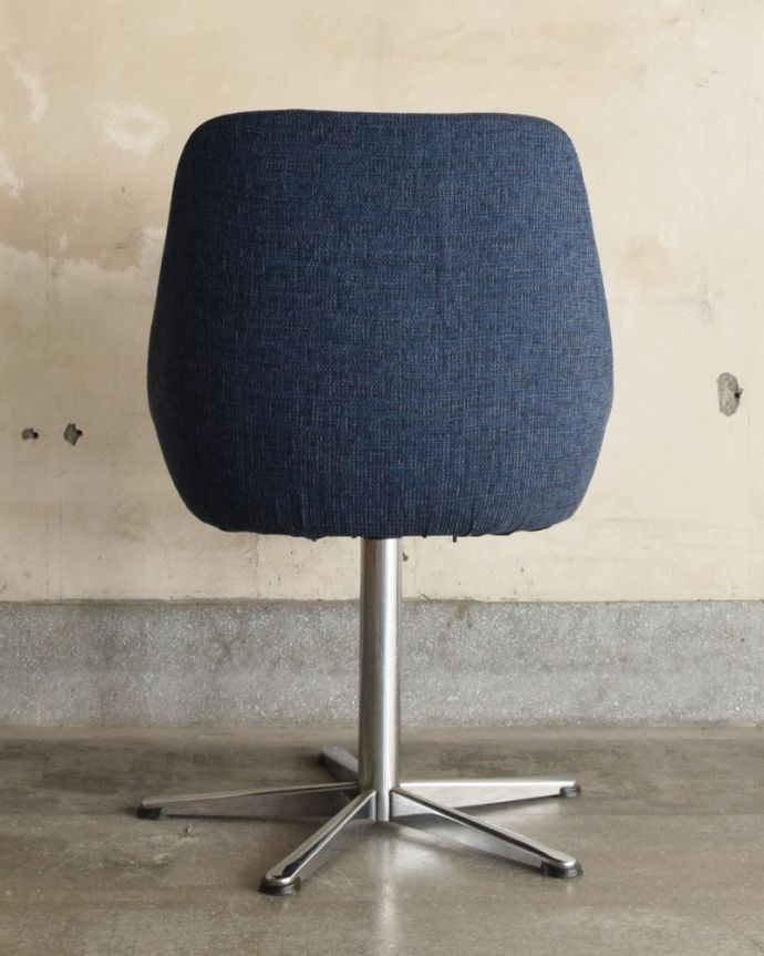 ダイニングチェア アンティーク チェア 北欧スタイルのカッコいいヴィンテージチェア、布張りのスピンチェア。後ろ姿にも自信があります新品ではないので経年変化によるキズはありますが、専門の職人が目立たないようキレイにお直しをしているので、後姿までキレイです。(x-445-c)