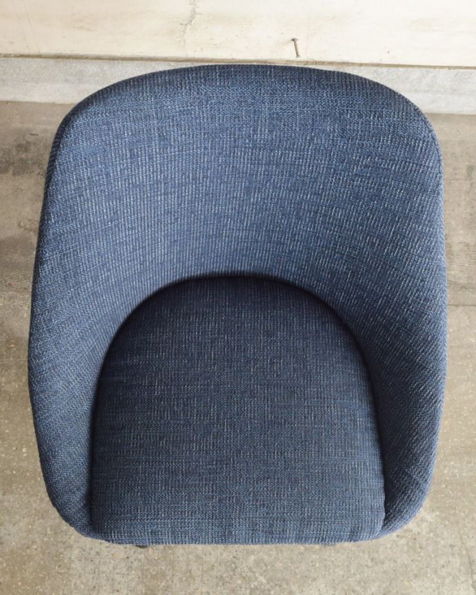 ダイニングチェア アンティーク チェア 北欧スタイルのカッコいいヴィンテージチェア、布張りのスピンチェア。座面を上から見るとこんな感じ長時間座っても疲れません。(x-445-c)