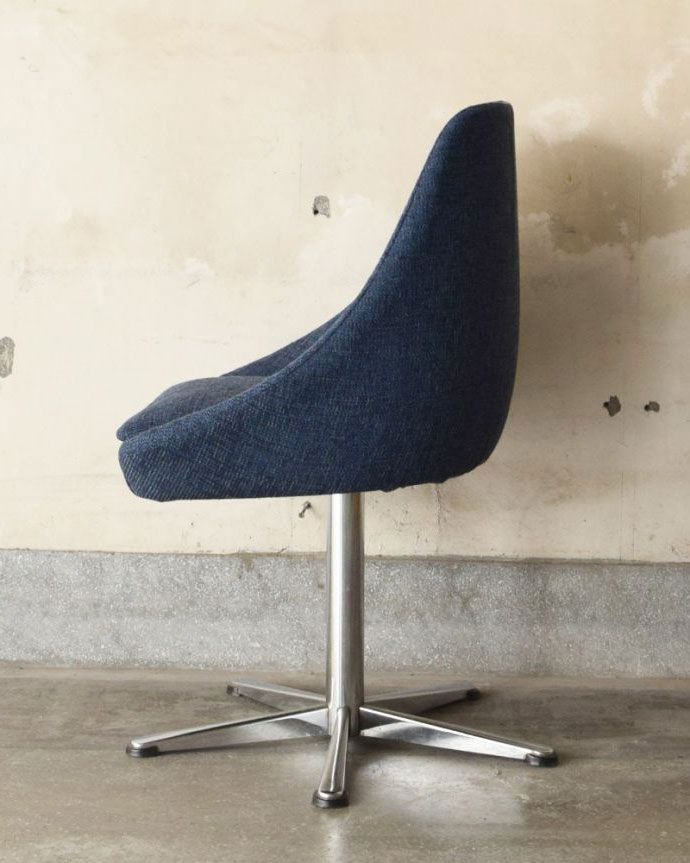 ダイニングチェア アンティーク チェア 北欧スタイルのカッコいいヴィンテージチェア、布張りのスピンチェア。横から見てもスッキリとカッコイイヴィンテージチェアは、もちろん新品ではないので経年変化によるキズはありますが、キレイに修復したので安心して座って下さい。(x-445-c)