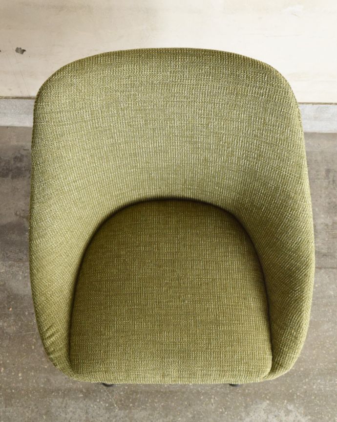 ダイニングチェア アンティーク チェア 布張りのヴィンテージチェア、北欧スタイルのカッコいいスピンチェア。座面を上から見るとこんな感じ長時間座っても疲れません。(x-446-c)