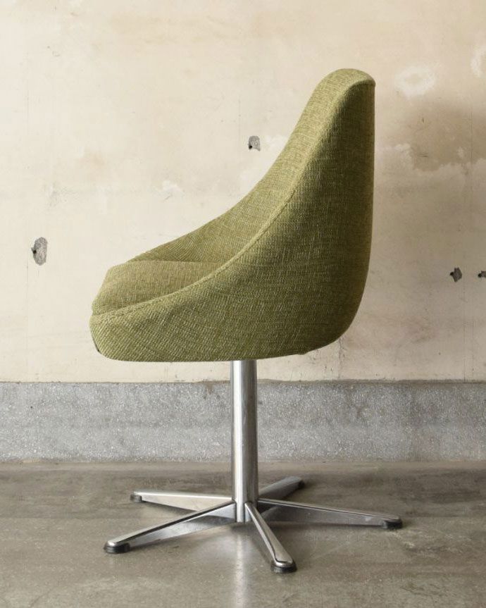 ダイニングチェア アンティーク チェア 布張りのヴィンテージチェア、北欧スタイルのカッコいいスピンチェア。横から見てもスッキリとカッコイイヴィンテージチェアは、もちろん新品ではないので経年変化によるキズはありますが、キレイに修復したので安心して座って下さい。(x-446-c)