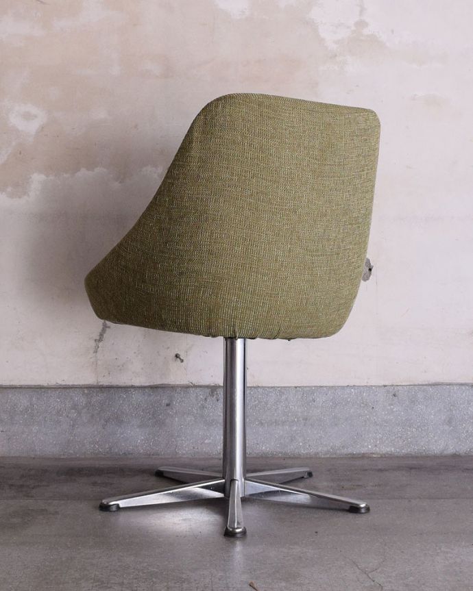 ダイニングチェア アンティーク チェア 布張りのヴィンテージチェア、北欧スタイルのカッコいいスピンチェア。後ろ姿にも自信があります新品ではないので経年変化によるキズはありますが、専門の職人が目立たないようキレイにお直しをしているので、後姿までキレイです。(x-446-c)