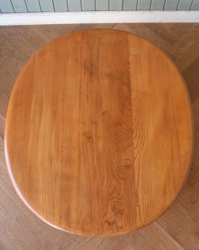 アーコールの家具　アンティーク家具　1970年代のアンティーク アーコール コーヒーテーブル。上から見るとこんな感じ。(x-449-f)