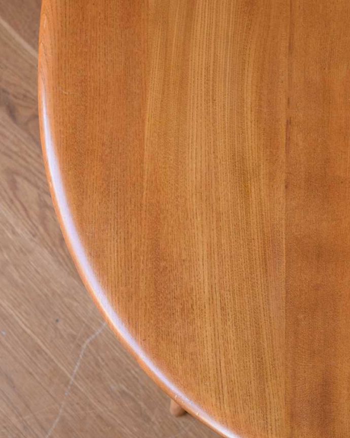 アーコールの家具　アンティーク家具　1970年代のアンティーク アーコール コーヒーテーブル。近づいて見てみると･･･天板を近くで見て下さい。(x-449-f)