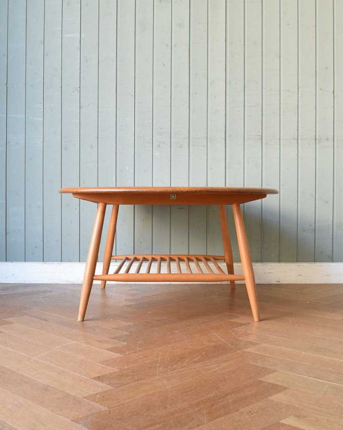 アーコールの家具　アンティーク家具　1970年代のアンティーク アーコール コーヒーテーブル。横から見てみてもカッコいい！北欧スタイルのテーブルは、横から見てもやっぱりスマートでカッコいいんです。(x-449-f)