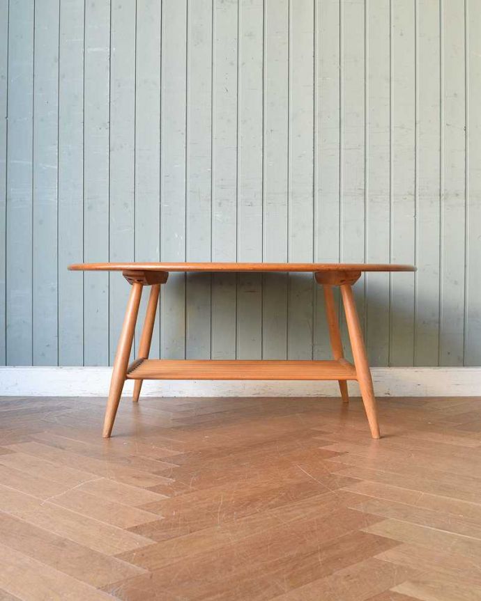 アーコールの家具　アンティーク家具　1970年代のアンティーク アーコール コーヒーテーブル。360度、どこから見てもカッコいい！！アンティークは新品ではないので、もちろん経年変化によるキズはありますが、専門の職人がしっかりお直しをしているので、どの角度から見てもキレイです。(x-449-f)