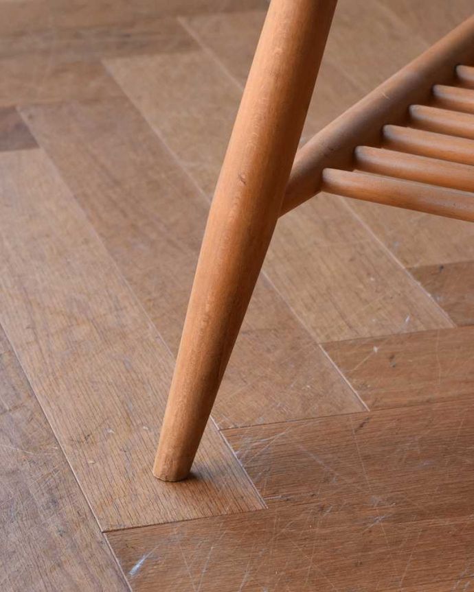 アーコールの家具　アンティーク家具　1970年代のアンティーク アーコール コーヒーテーブル。持ち上げなくても移動できます！Handleのアンティークは、脚の裏にフェルトキーパーをお付けしていますので、床を滑らせてれば移動が簡単です。(x-449-f)