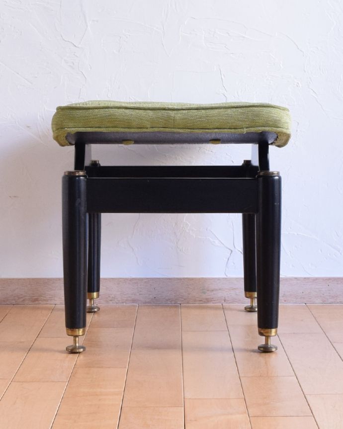 G-PLAN(Gプラン)　アンティーク チェア　ブラックのフレームがカッコイイ！トラー＆ブラックシリーズのヴィンテージスツール。横から見てもスッキリとカッコイイヴィンテージチェアは、もちろん新品ではないので経年変化によるキズはありますが、キレイに修復したので安心して座って下さい。(x-451-c)