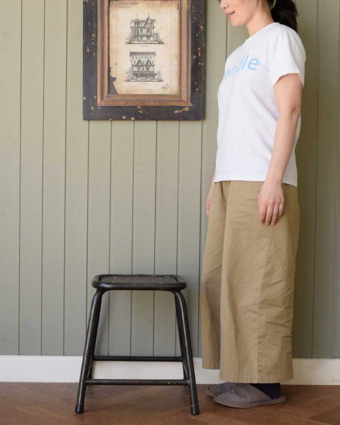 スツール・オットマン アンティーク チェア カッコいい雰囲気たっぷりのビンテージチェア、クールな表情がたまらないスツール。飾っても使っても楽しめます持ち運びも楽なのでお好きな場所で使ってください。(x-454-c)